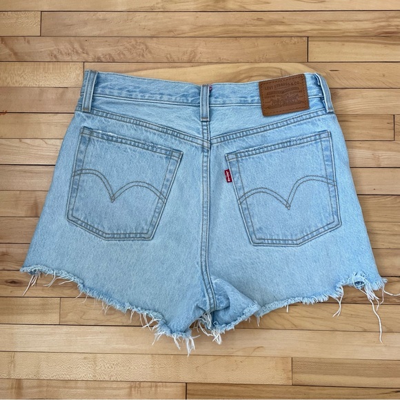 🌼LEVIS WEDGIE Short Light Wash Shorts size 28 - Picture 9 of 12